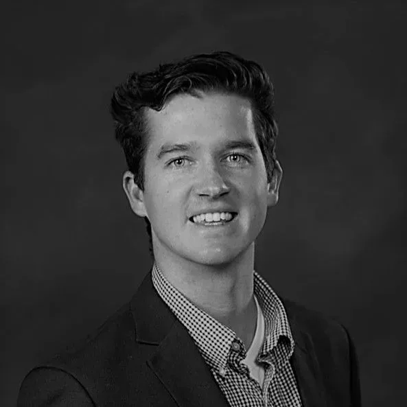 9kq0AFmt A black and white photo of a man in a suit.